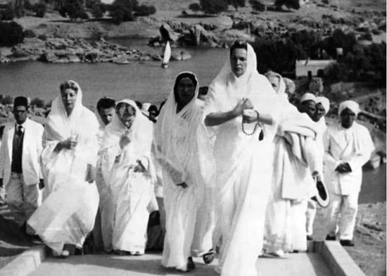 البيجوم-أم-حبيبة-أثناء-جنازة-زوجها