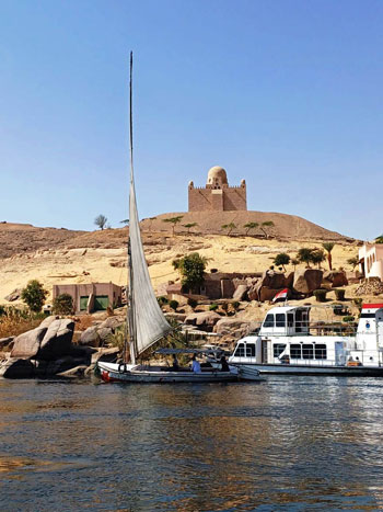 مركب-شراعى-يمر-بجوار-مقبرة-الأغاخان