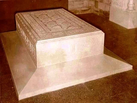 ضريح-الأغاخان-من-الداخل