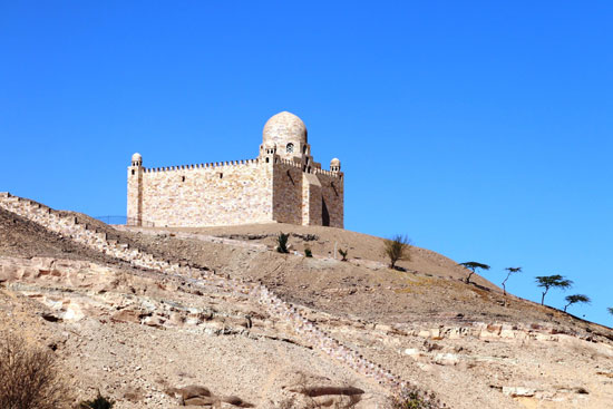المقبرة-على-الجبل
