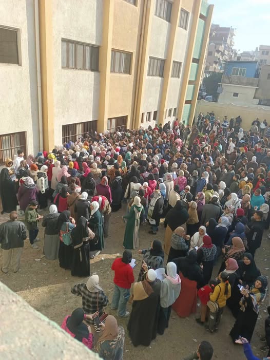 زحام في تقديم طلبات التظلمات للشهادة الإعدادية بالقليوبية