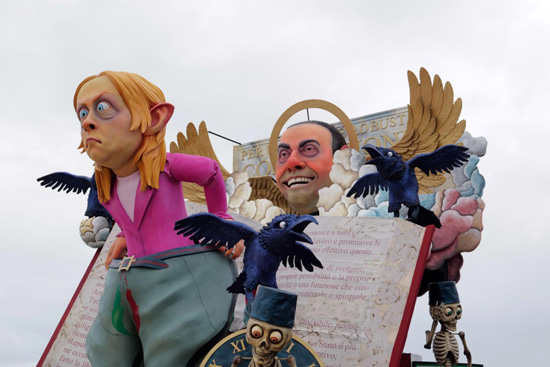 موكب كرنفال فياريجيو التقليدي (4)