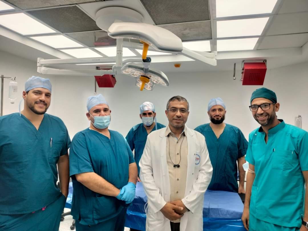 المدير وفريق الجراحين المدير وفريق الجراحين
