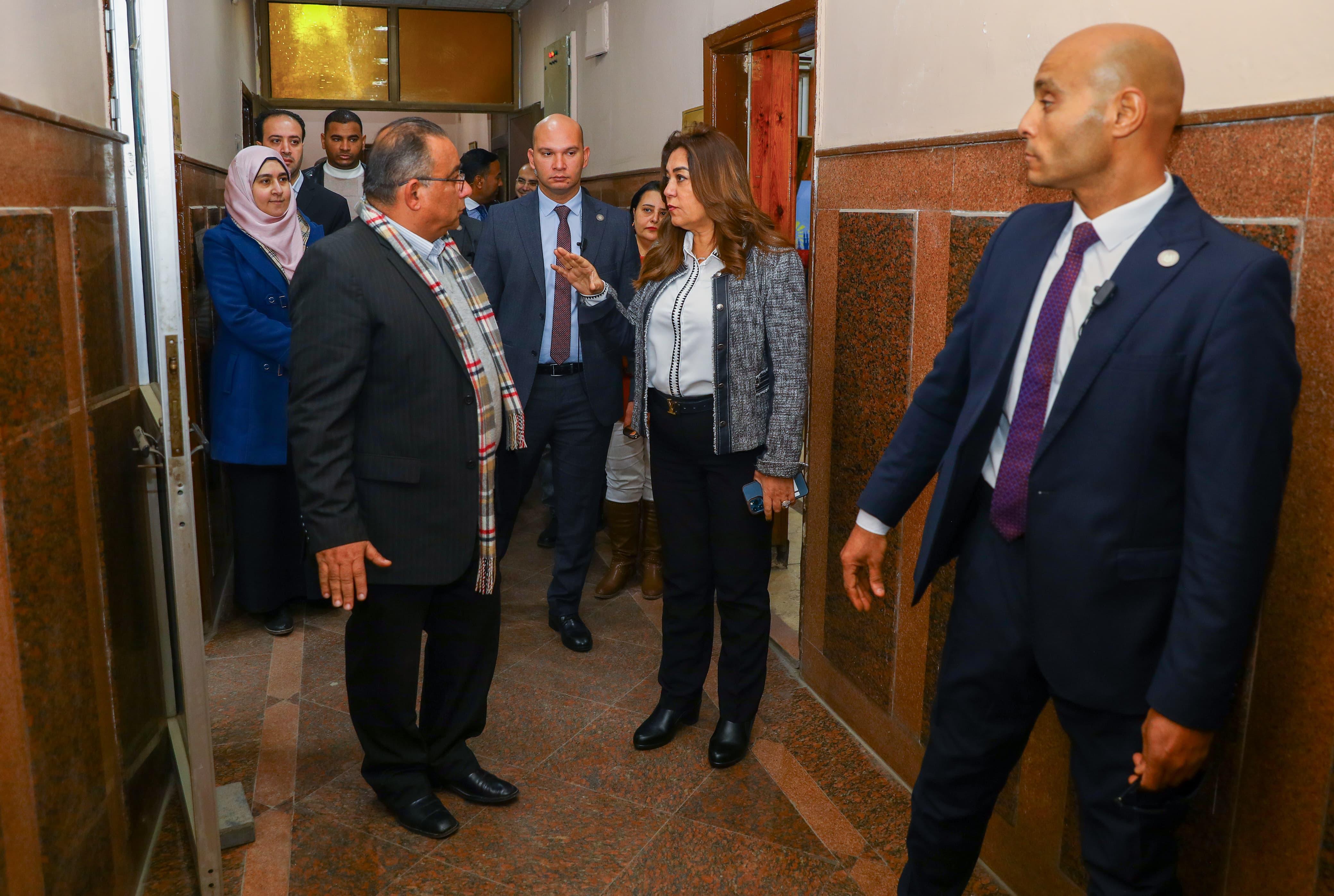 جولة مفاجئة لوزيرة التنمية المحلية فى حى الأزبكية