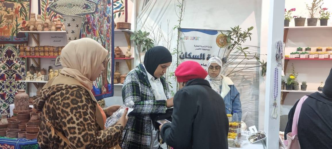 توافد السيدات على معرض ديارنا بمدينة الأقصر توافد السيدات على معرض ديارنا بمدينة الأقصر