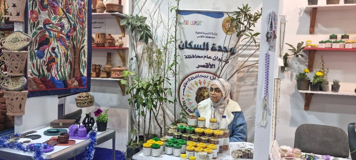 جانب من انتاج الفتيات داخل معرض ديارنا بالأقصر جانب من انتاج الفتيات داخل معرض ديارنا بالأقصر