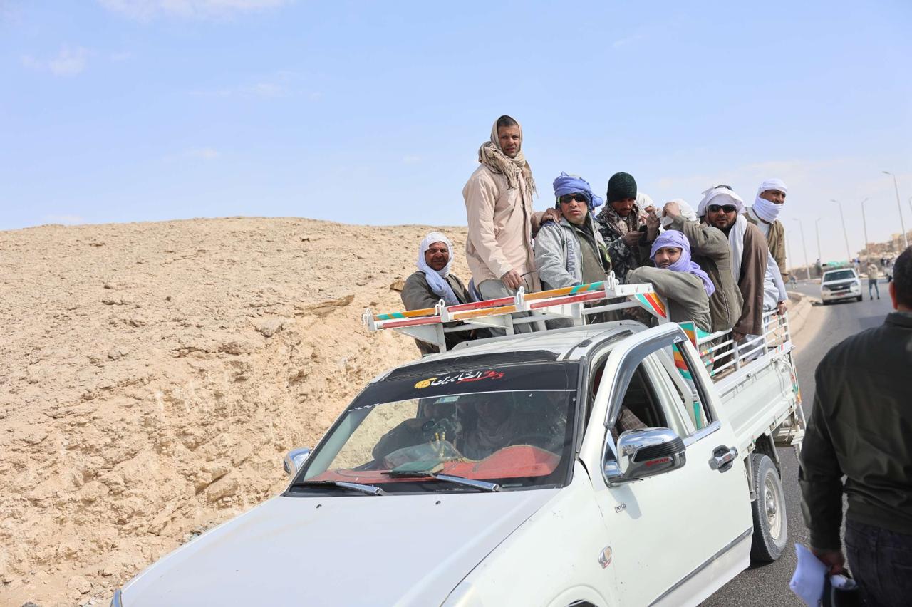 العمال داخل السيارة