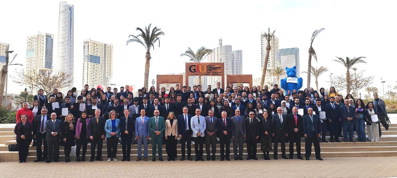 اعضاء هيئة التبادل الالمانى والدكتور اشرف منصور خلال توزيع المنح الدراسية اعضاء هيئة التبادل الالمانى والدكتور اشرف منصور خلال توزيع المنح الدراسية