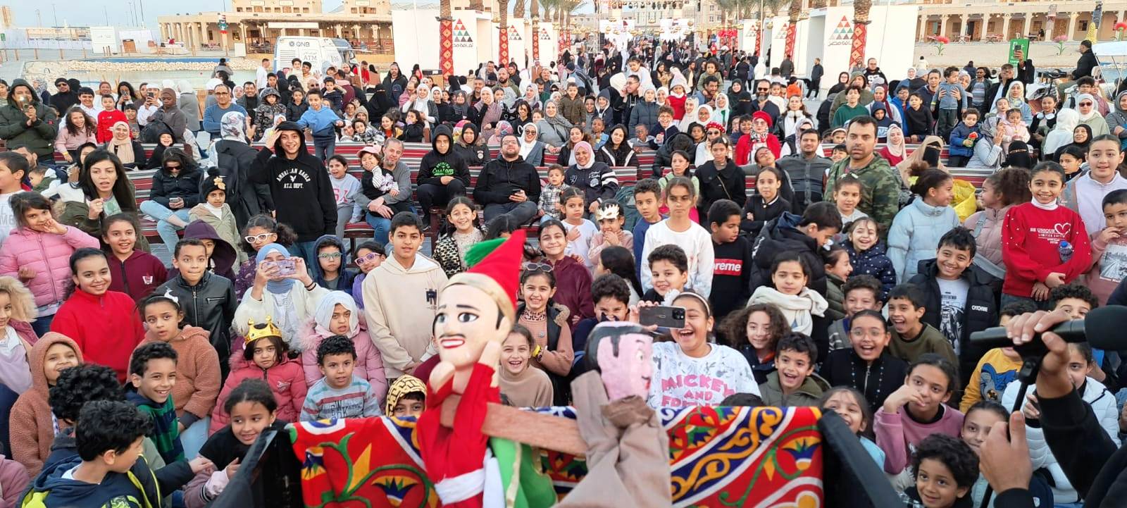 الجمهور يتابع العروض الجمهور يتابع العروض