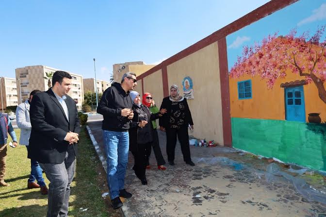 المحافظ يتفقد الجداريات