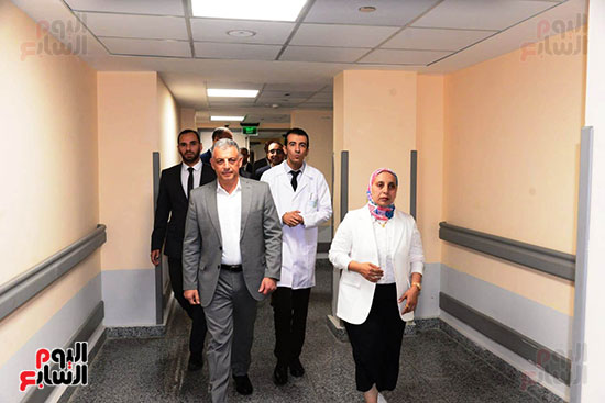 محافظ-الإسماعيلية-خلال-زيارته-للمستشفى-