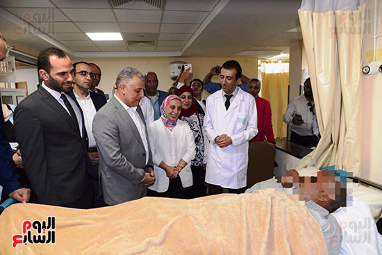 محافظ-الإسماعيلية-يطمئن-على-المرضى