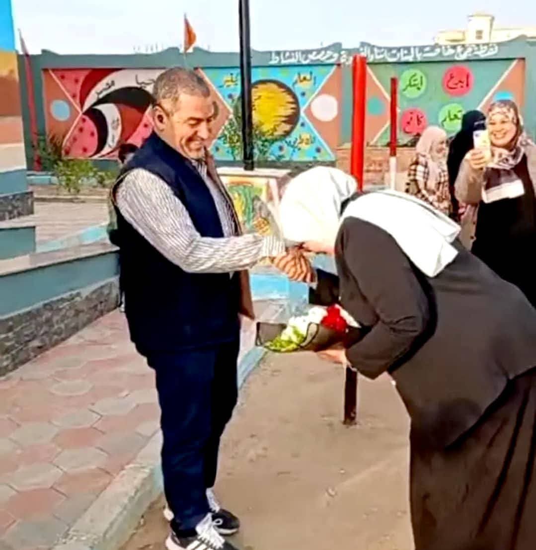 تقبل يد زوجها تقبل يد زوجها