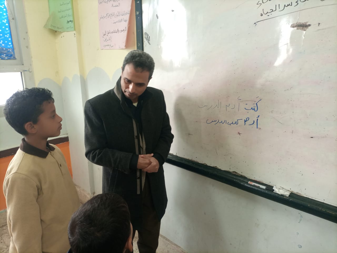 وكيل التعليم يناقس الطلاب فيما درسوه