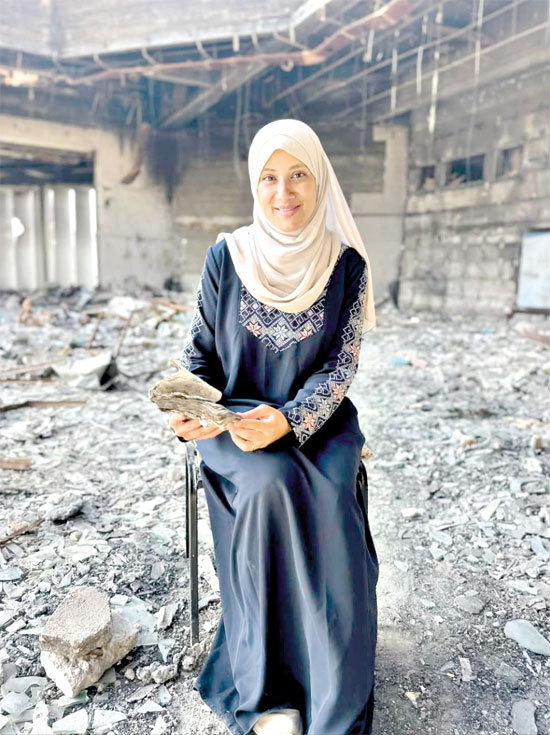 الاعلامية-امل-حبيب-تجلس-على-انقاض-مكتبة-تماري-صباغ-في-مركز-رشاد-الشوا الاعلامية-امل-حبيب-تجلس-على-انقاض-مكتبة-تماري-صباغ-في-مركز-رشاد-الشوا