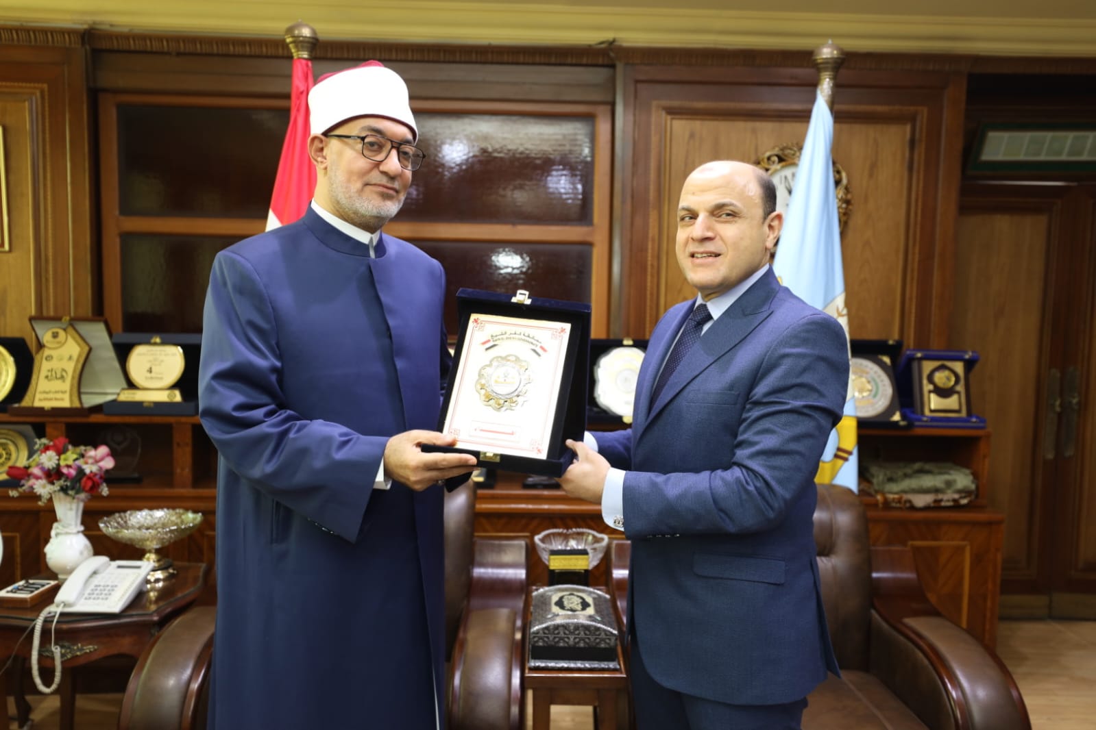 محافظ كفر الشيخ يقدم درع المحافظة لمفتي الجمهورية محافظ كفر الشيخ يقدم درع المحافظة لمفتي الجمهورية