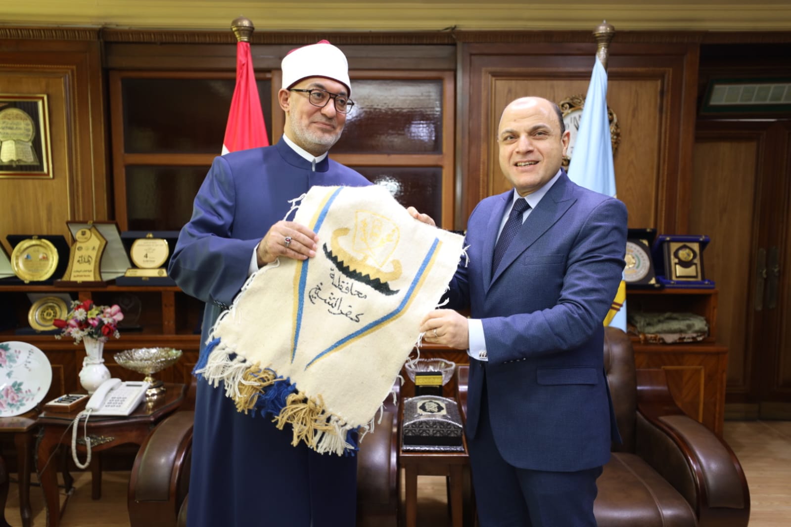 محافظ كفر الشيخ يهدي سجاده لمفتي الجمهورية عليها شعار المحافظة محافظ كفر الشيخ يهدي سجاده لمفتي الجمهورية عليها شعار المحافظة