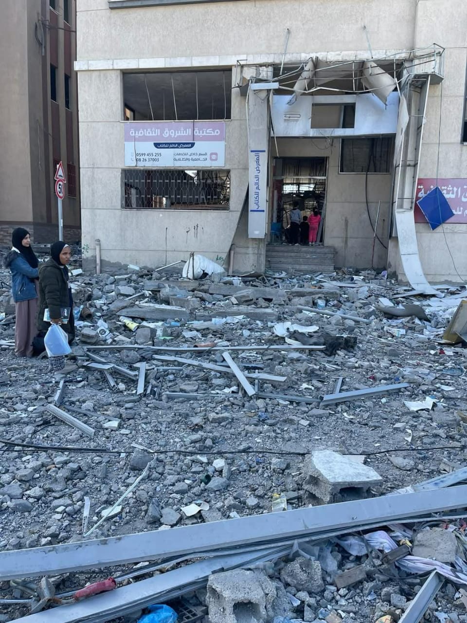 مكتبة الشروق غزة صاحبها عدلي نزال (1)