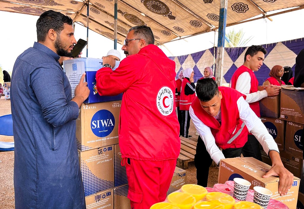 الهلال الاحمر بمطروح يتسلم المساعدات وتجهيز قافة اغاثة غزة الهلال الاحمر بمطروح يتسلم المساعدات وتجهيز قافة اغاثة غزة