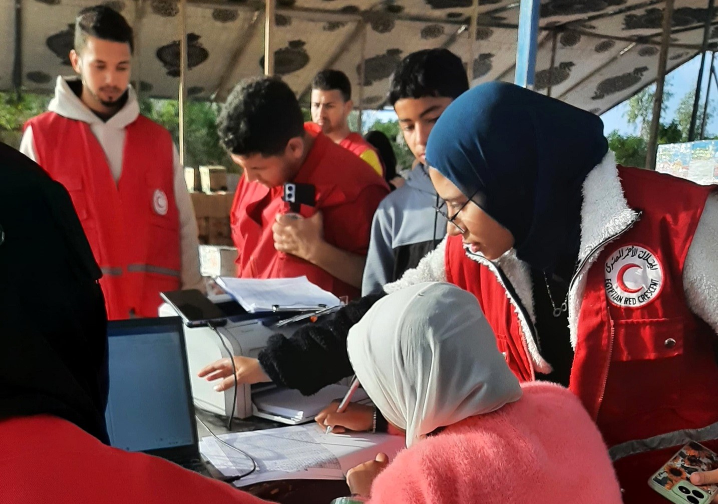 متطوعو الهلال الاحمر يشرفون على قافلة اهالي مطروح إلى غزة متطوعو الهلال الاحمر يشرفون على قافلة اهالي مطروح إلى غزة