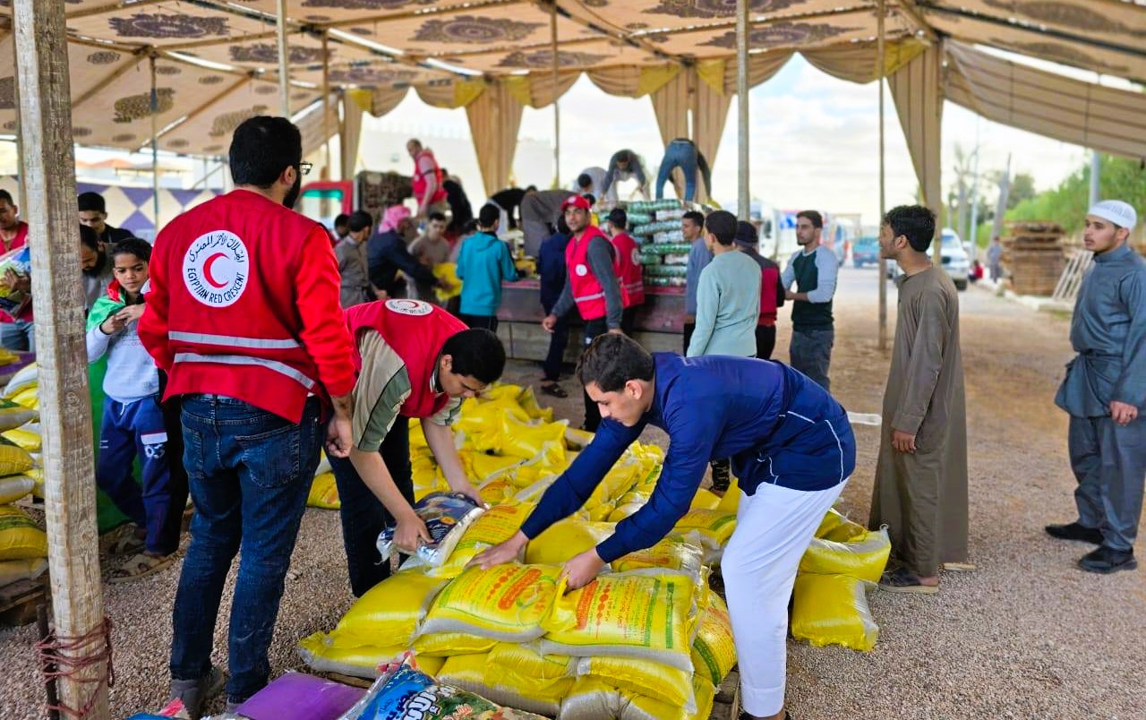 مشاركة شباب مطروح في تجهيز قافلة المساعدات لاهالي غزة مشاركة شباب مطروح في تجهيز قافلة المساعدات لاهالي غزة