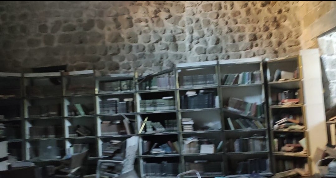 مكتبة الظاهر بيبرس داخل الجامع العمري وتضم ٢٠٠ مخطوط والاف الكتب الحجرية (2)