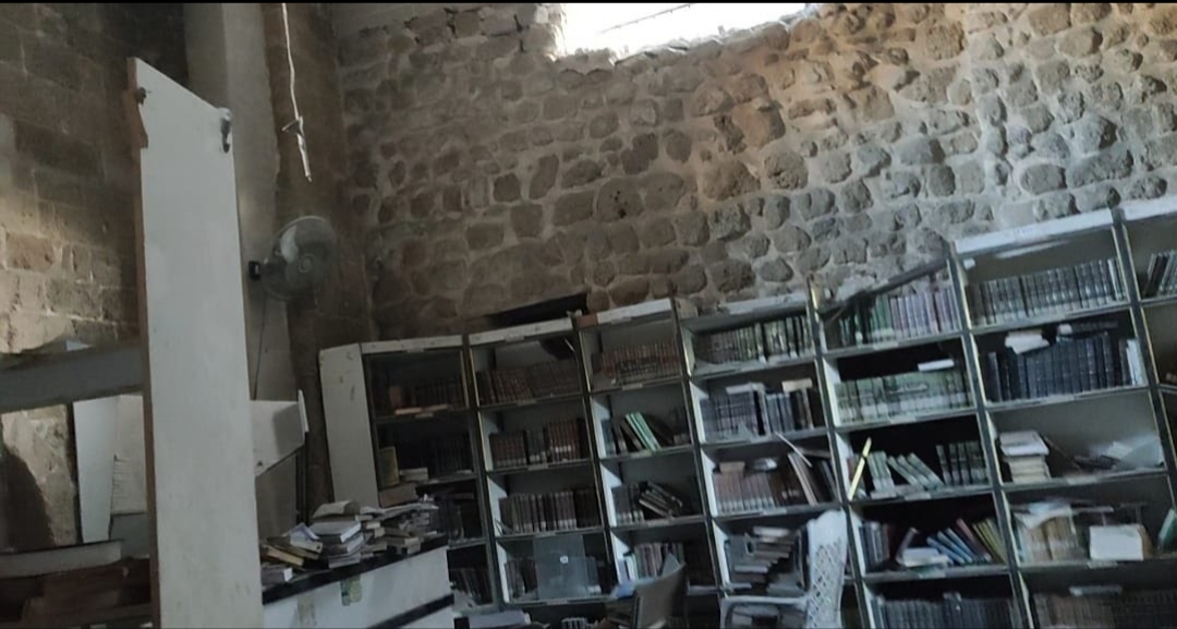 مكتبة الظاهر بيبرس داخل الجامع العمري وتضم ٢٠٠ مخطوط والاف الكتب الحجرية (4)