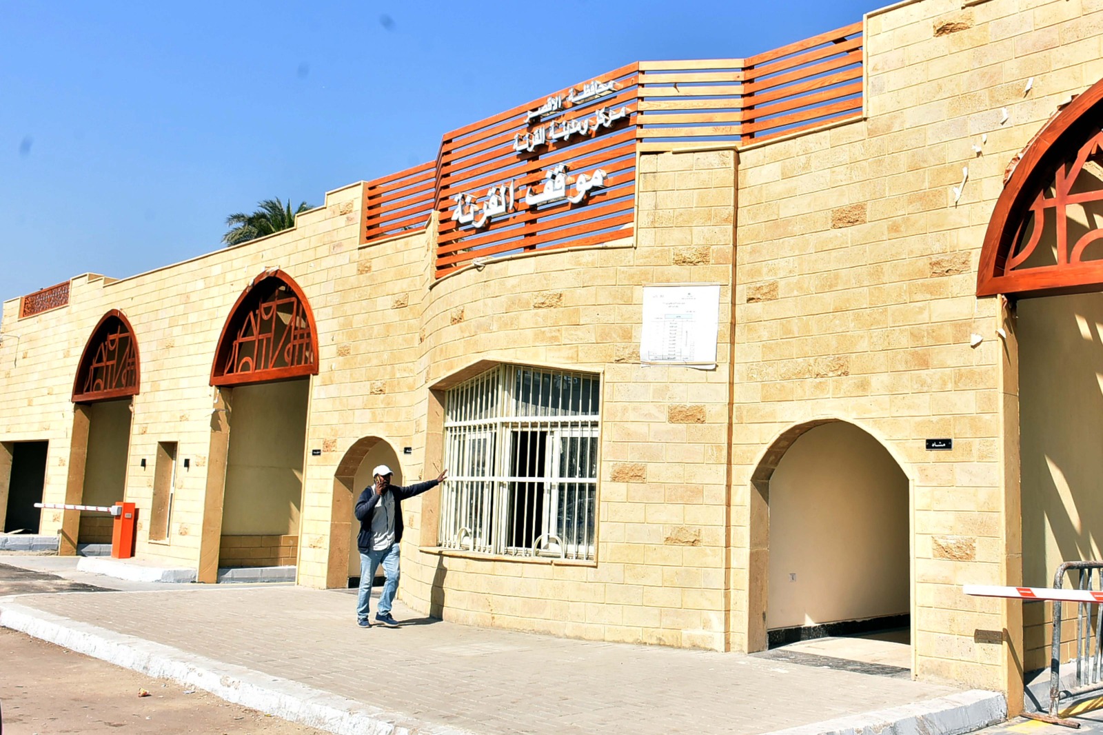 فتح موقف القرنة الجديد بالبر الغربى لخدمة الحافلات السياحية