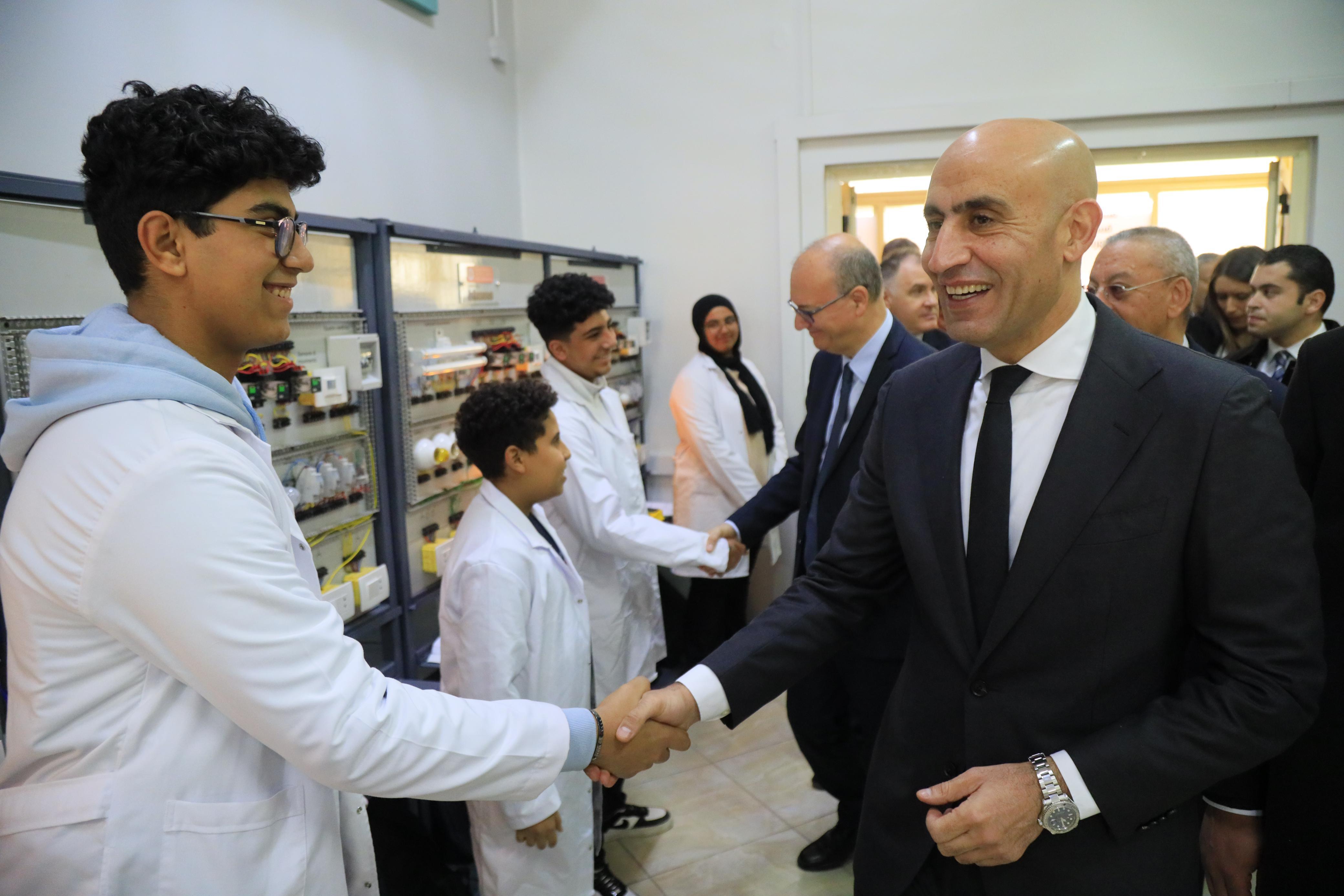 وزير التعليم مع طلاب معهد دون بوسكو