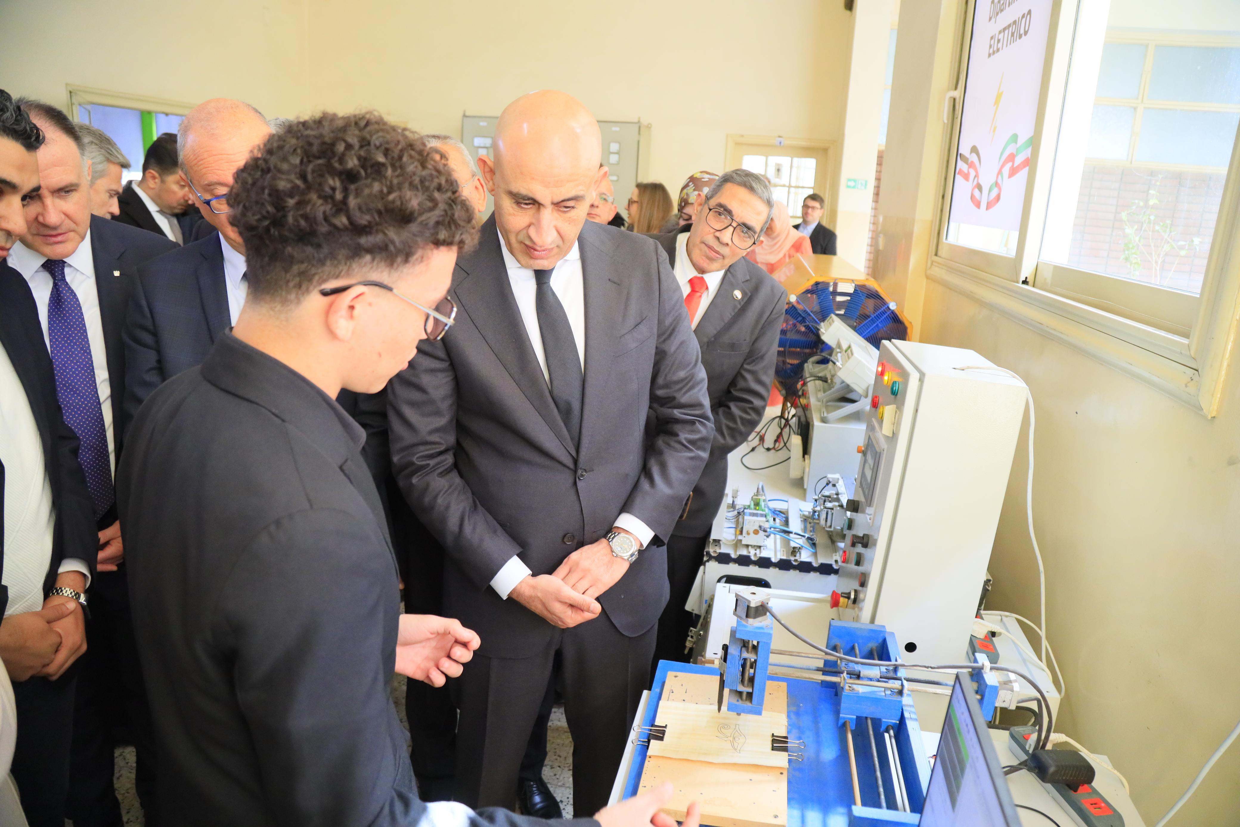 وزير التعليم يستمع لشرح الطلاب