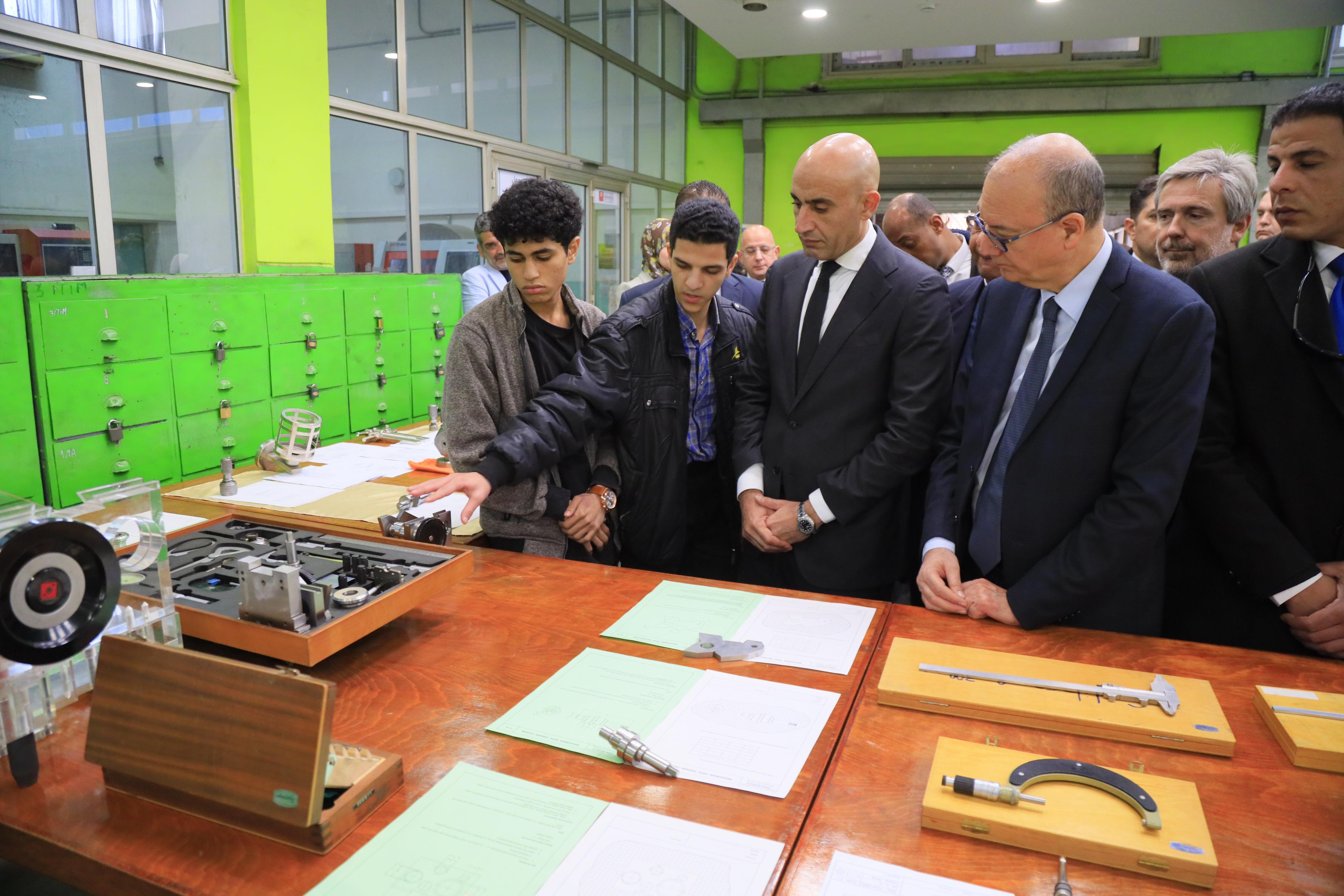 وزير التعليم ونظيره الايطالى بمعهد دون بوسكو  يتفقدان الورش