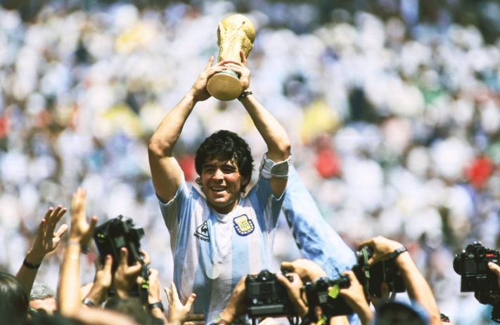 مارادونا وكأس العالم .. لحظة خالدة فى أذهان الأرجنتينين حتى الآن مارادونا وكأس العالم .. لحظة خالدة فى أذهان الأرجنتينين حتى الآن