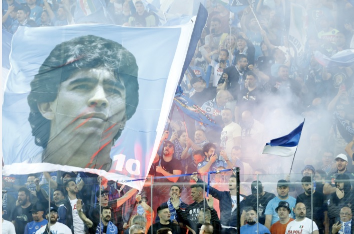 مكانة خاصة حظي بها مارادونا لدى جماهير نابولي الإيطالية مكانة خاصة حظي بها مارادونا لدى جماهير نابولي الإيطالية