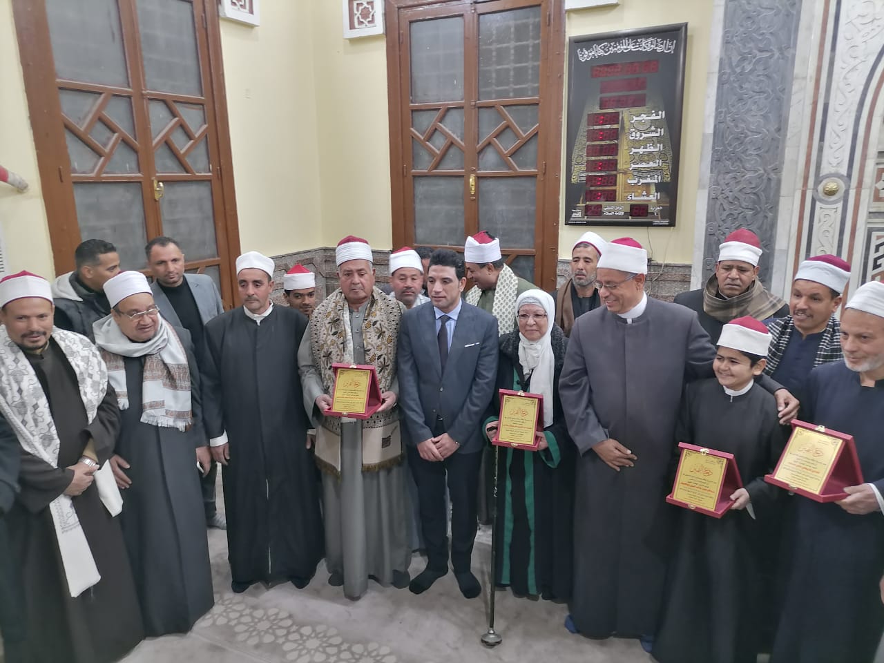 صورة تذكارية مع نائب المحافظ صورة تذكارية مع نائب المحافظ