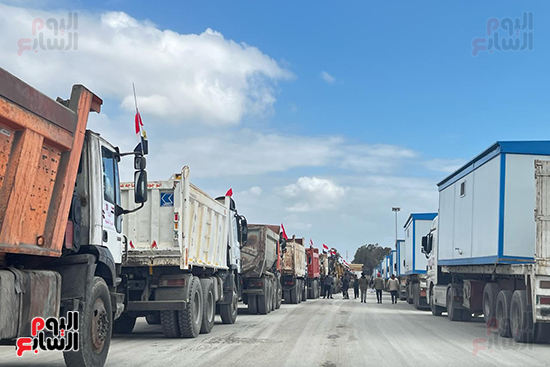 معدات-إعمار-وشاحنات-تصطف-على-الجانب-المصري-من-معبر
