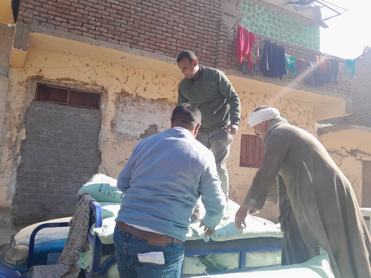 التموين تضبط 14 جوال دقيق بلدى مدعم قبل بيعه بالسوق السوداء في الزينية