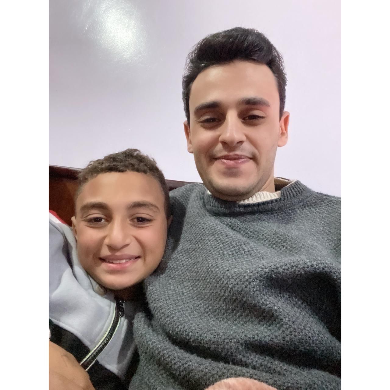 الطبيب مع شقيقه الطبيب مع شقيقه