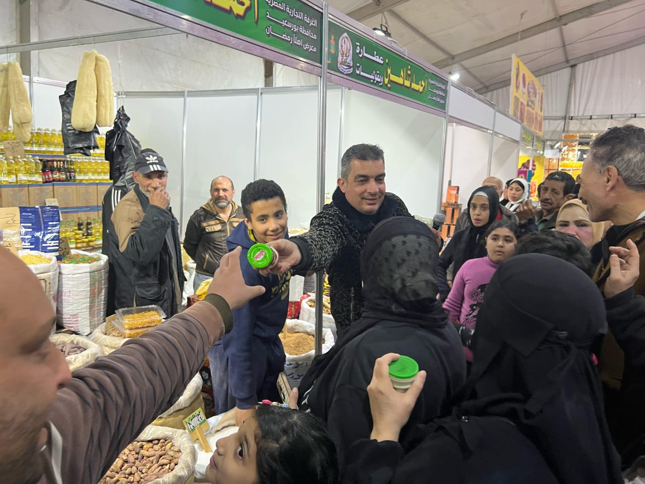 توزيع الهدايا بالعرض