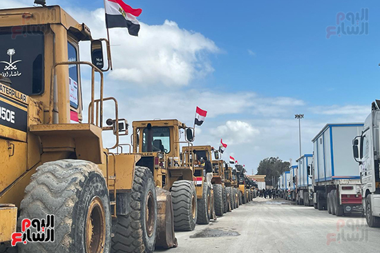 شاحنات-ومعدات-فى-انتظار-عبور-معبر-رفح