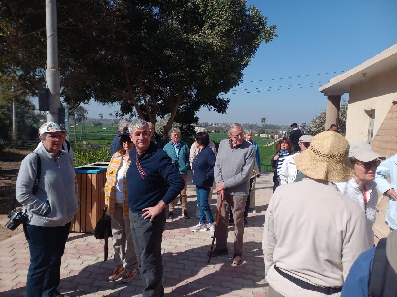 عدد من الزوار (1)