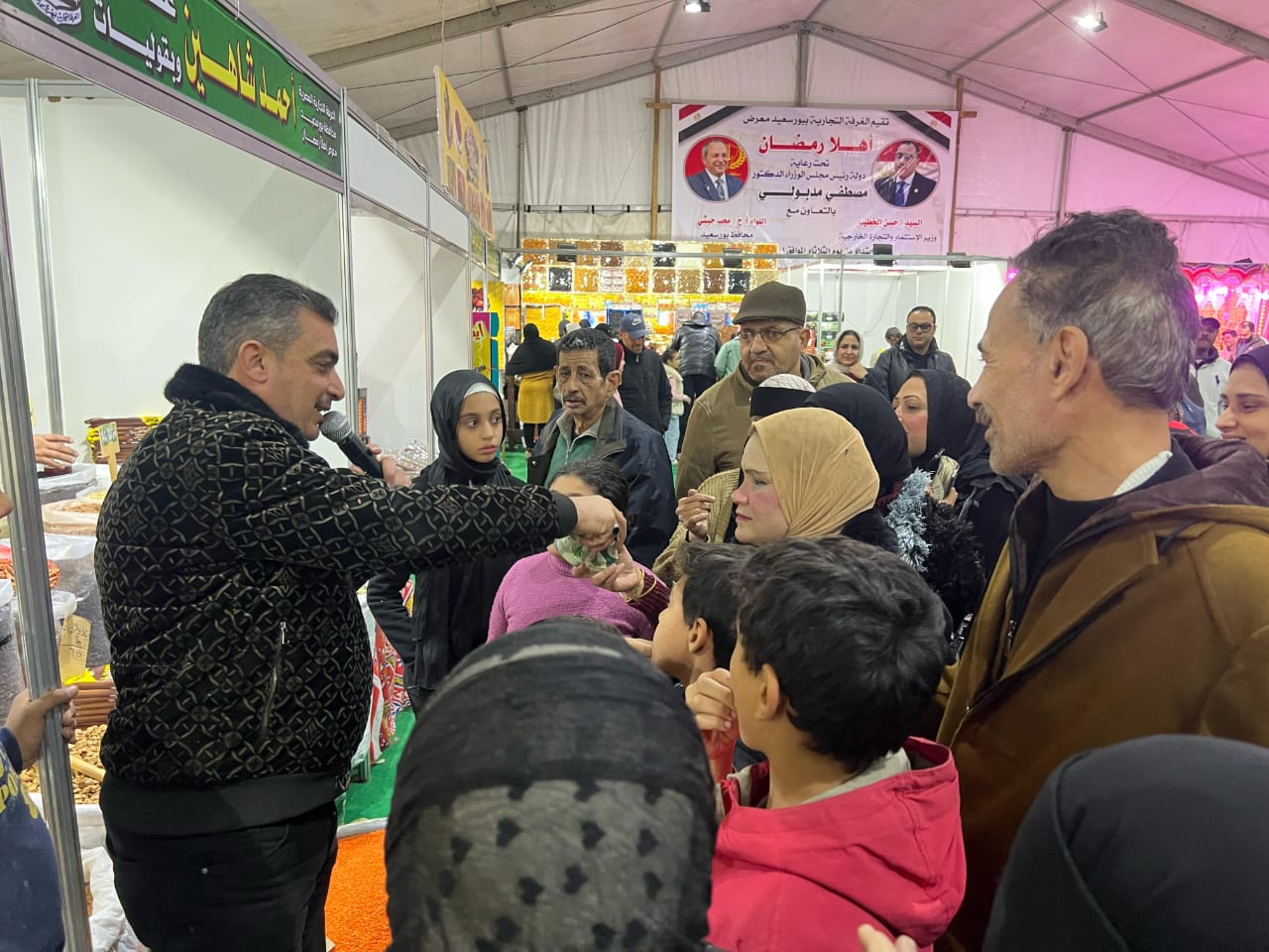 جانب من توزيع الهدايا