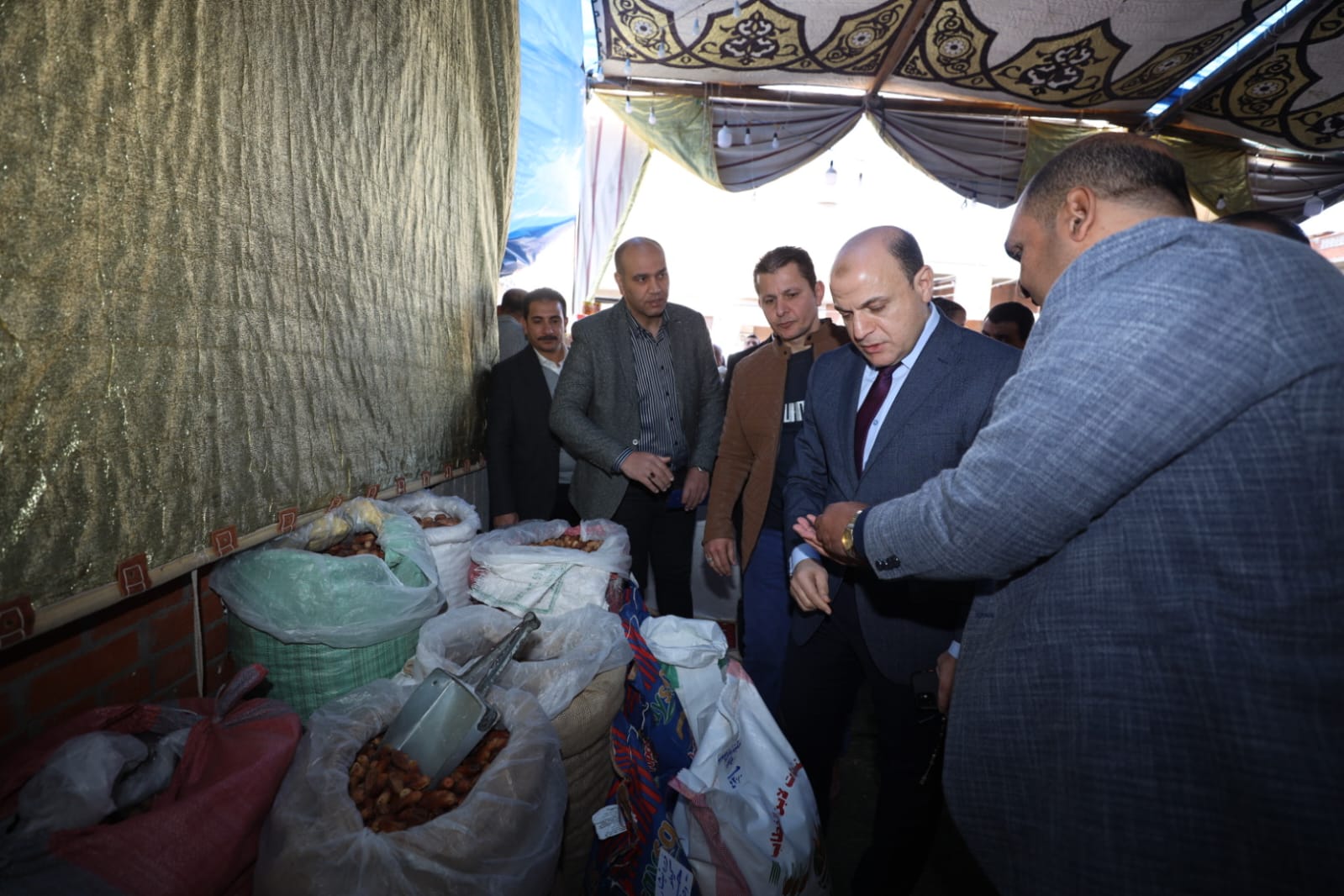 جانمب من تفقد المحافظ للمعرض