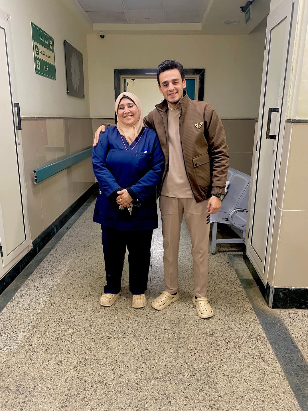 صورة طبيب مع والدته الممرضه