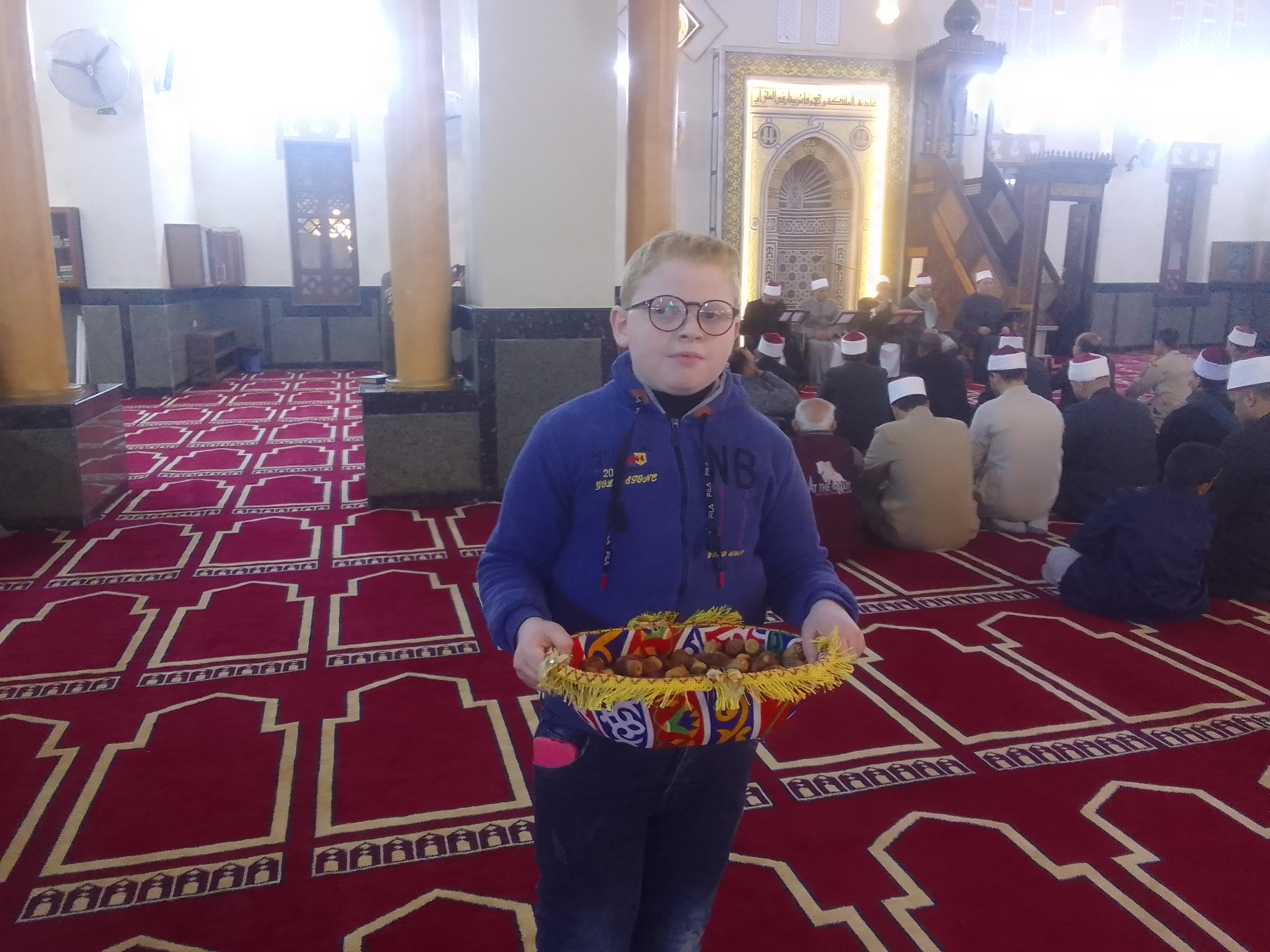 أهالي دمياط يوزعون الحلوى في احتفالات ليلة النصف من شعبان