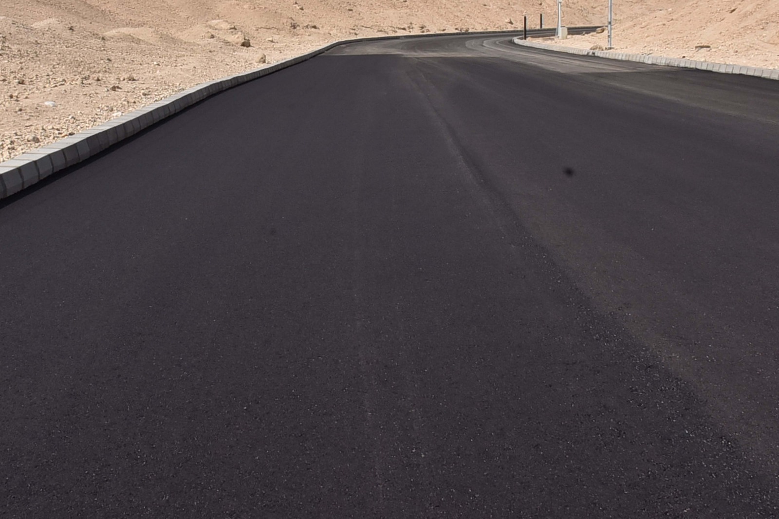 أعمال سور ترعة ضوه على المسار السياحى بمدينة القرنة أعمال سور ترعة ضوه على المسار السياحى بمدينة القرنة