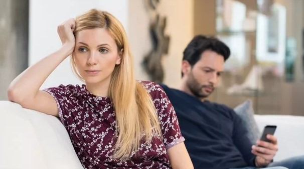 رجل يرفض الإعتراف الاحتفال بعيد الحب رجل يرفض الإعتراف بعيد الحب