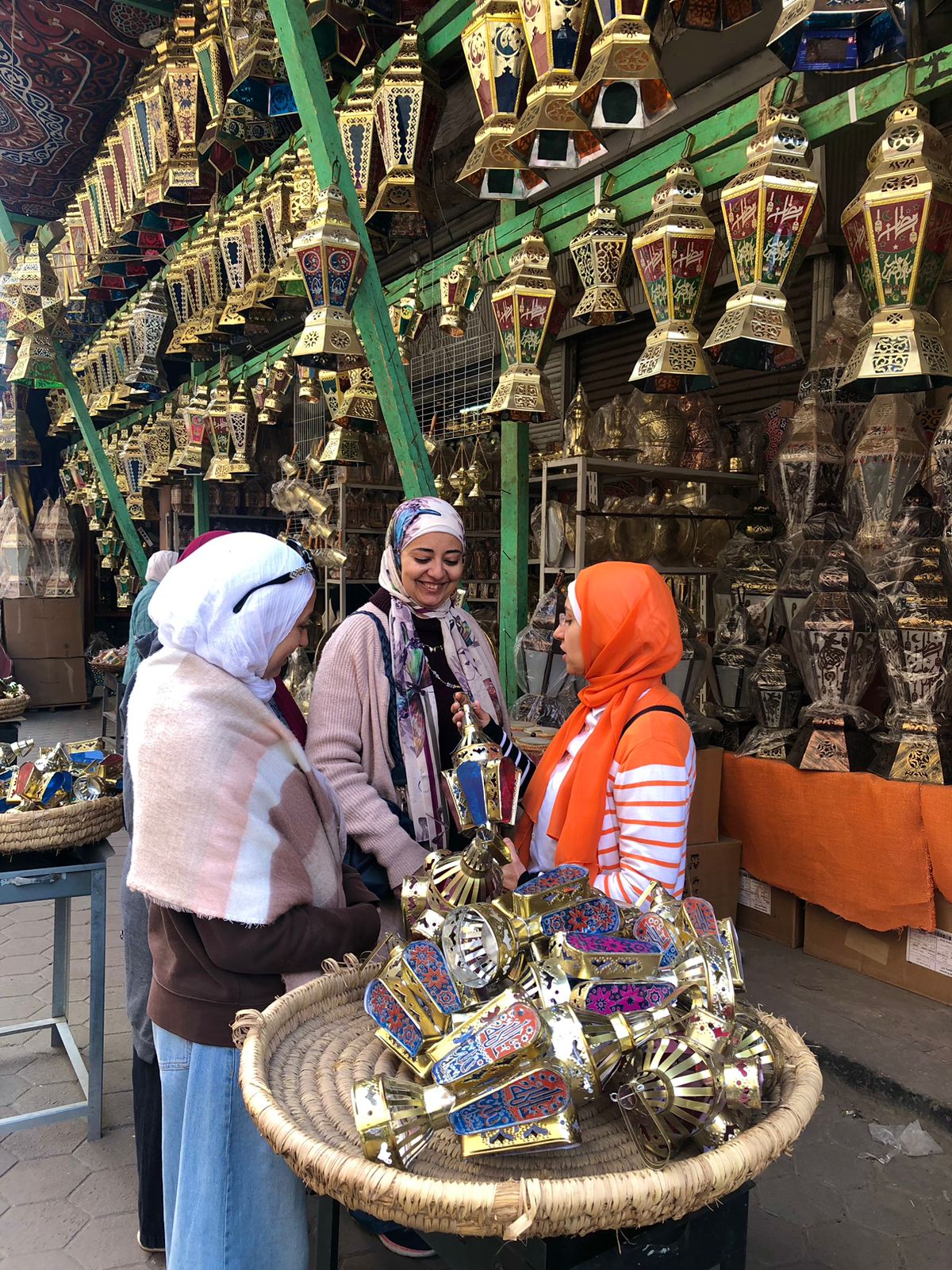 فرحة الأسر بفوانيس رمضان