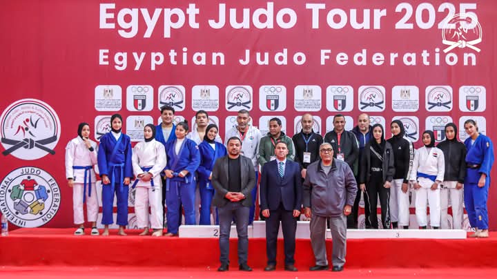 اللاعبات على منصة التكريم اللاعبات على منصة التكريم