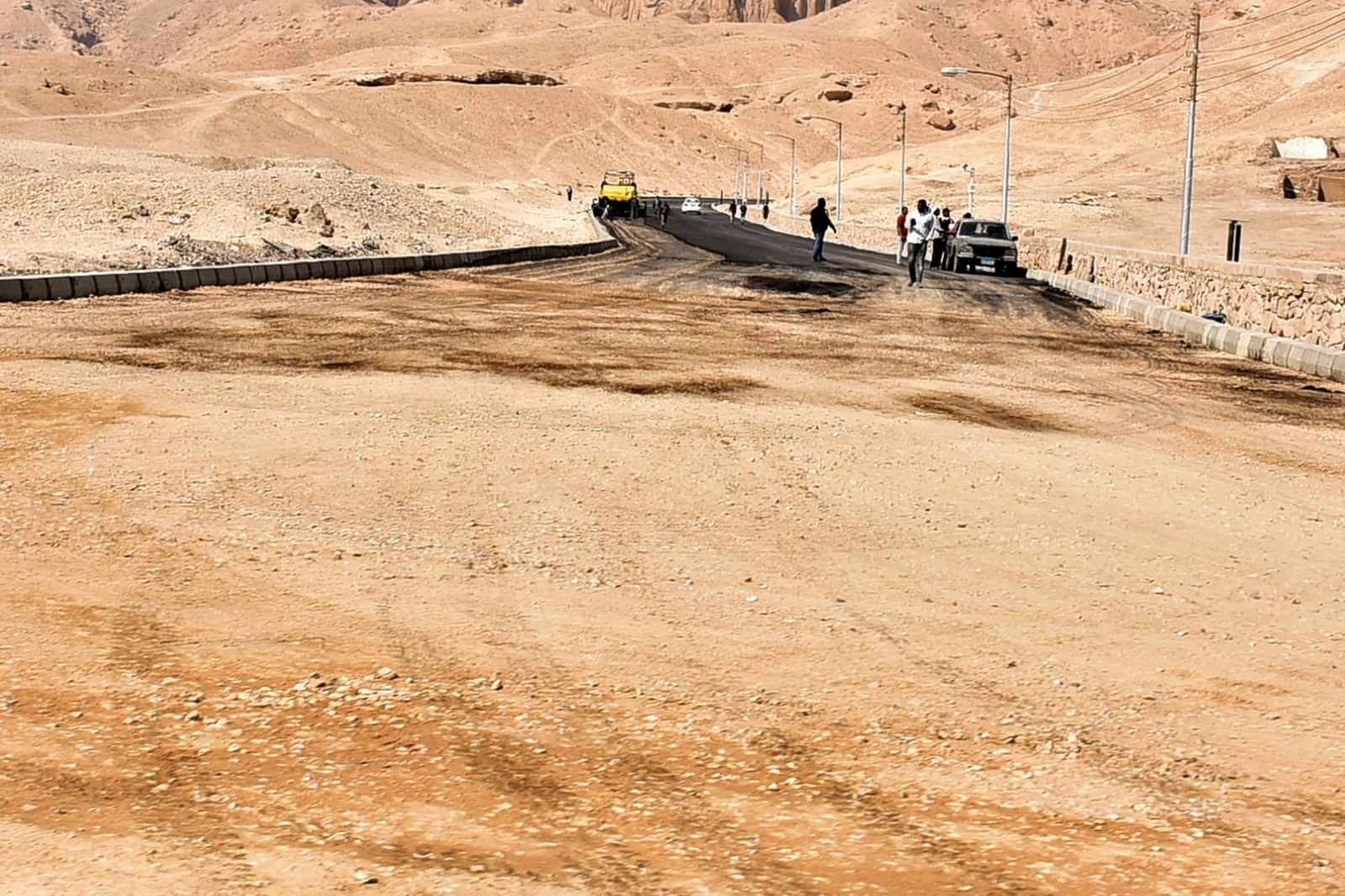 مدينة القرنة تجرى أعمال سور ترعة ضوه على المسار السياحى مدينة القرنة تجرى أعمال سور ترعة ضوه على المسار السياحى