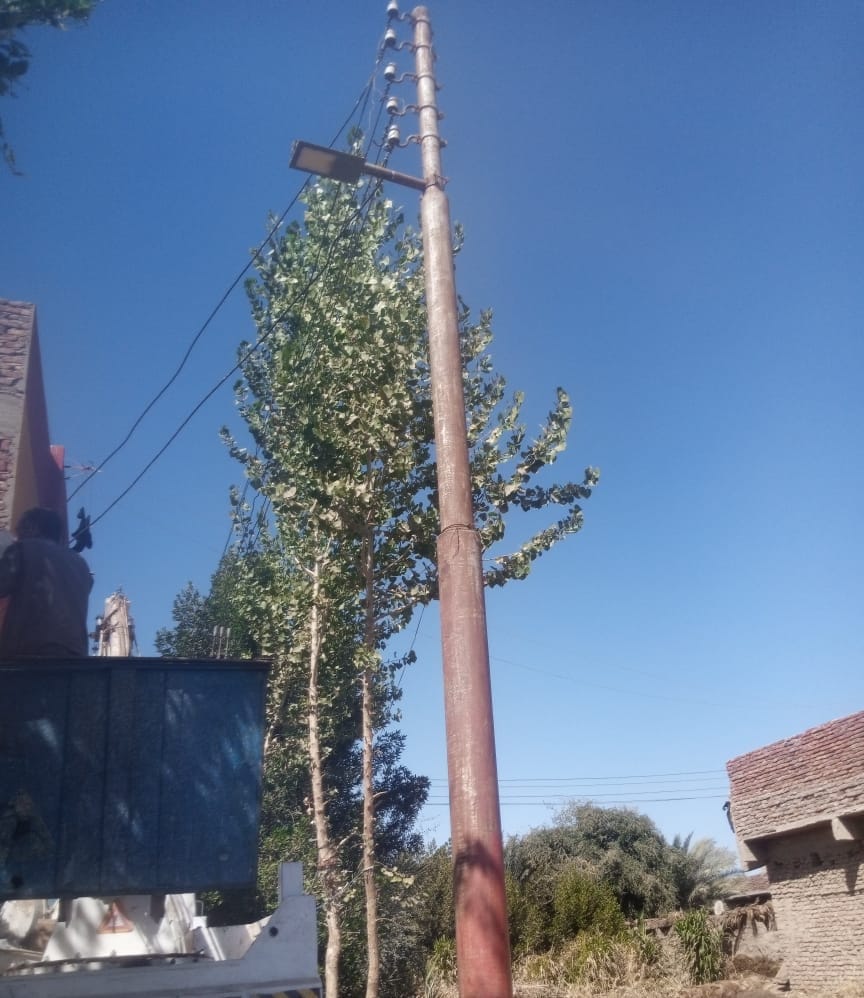 أعمال تركيب 185 كشاف إنارة استجابة لأهالي قرية الصعايدة